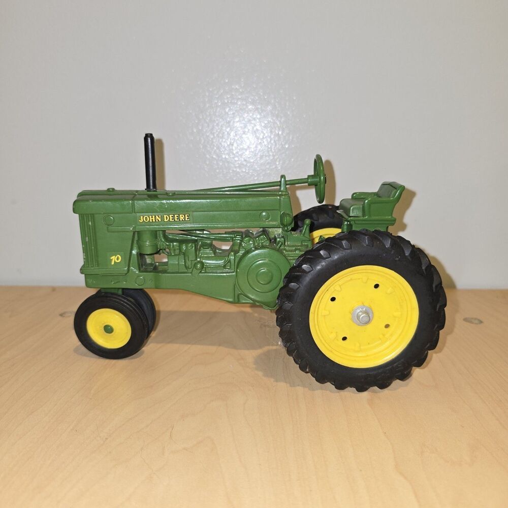 Ertl JOHN DEERE Model 70 Tractor 1:16 - Die Cast Green Made In USA